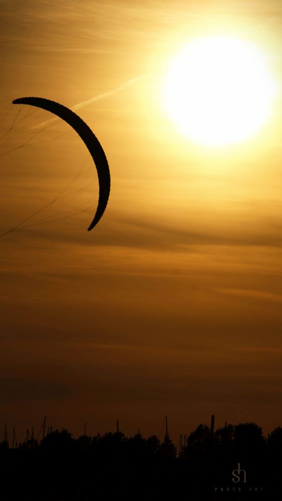 small pic ● Kite next to the Sun